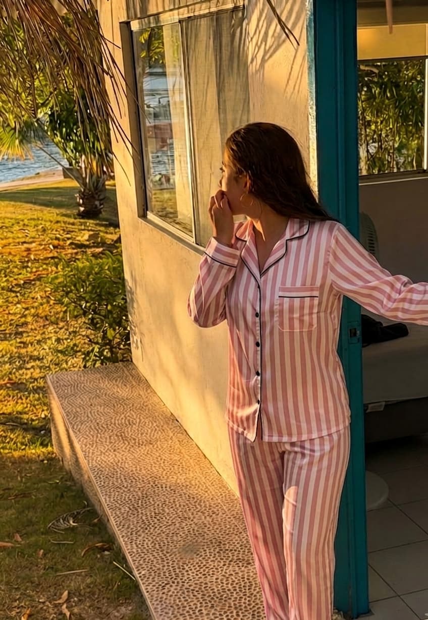 Mujer usando un conjunto de pijama estampado en tonos rosa